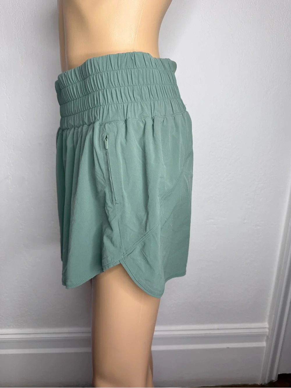 Outdoor Voices Womens Lightspeed 4” Shorts In Laurel Green Size Large - Picture 3 of 9